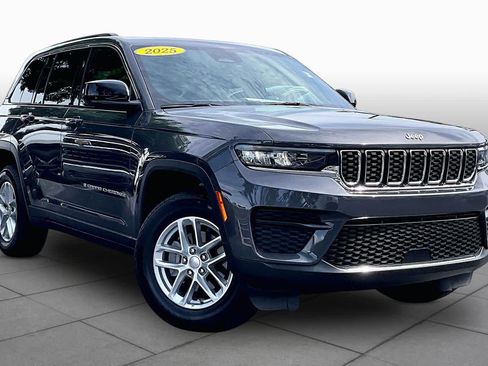 Used 2025 Jeep Grand Cherokee Laredo X w/ Luxury Tech Group I RWD image 3