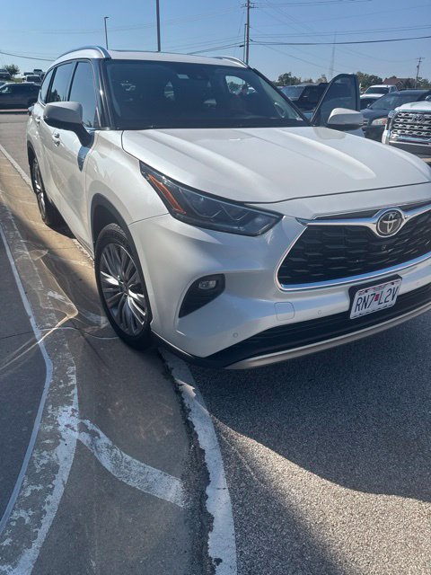 Certified 2021 Toyota Highlander Platinum AWD/4WD image 2