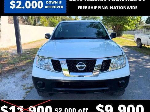 Used 2019 Nissan Frontier SV image 2