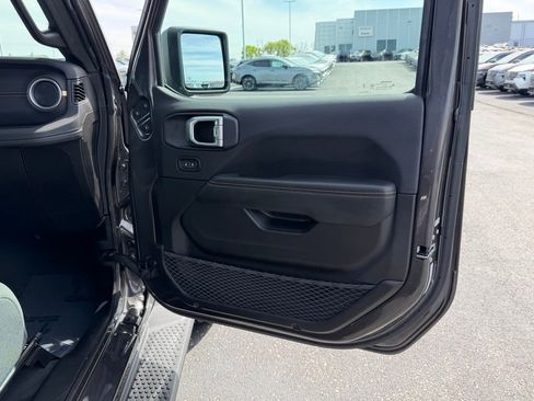 Used 2025 Jeep Wrangler Unlimited Sahara AWD/4WD image 21