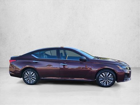 Used 2024 Nissan Altima 2.5 SV FWD image 4
