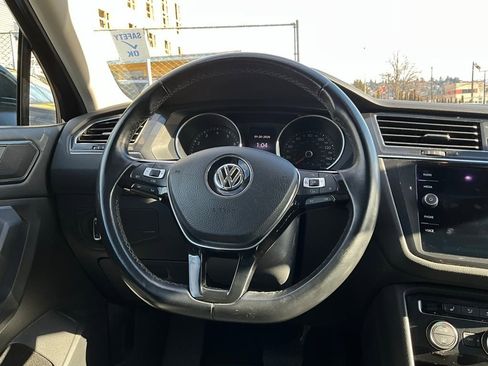 Used 2018 Volkswagen Tiguan SE w/ Panoramic Sunroof Package image 18