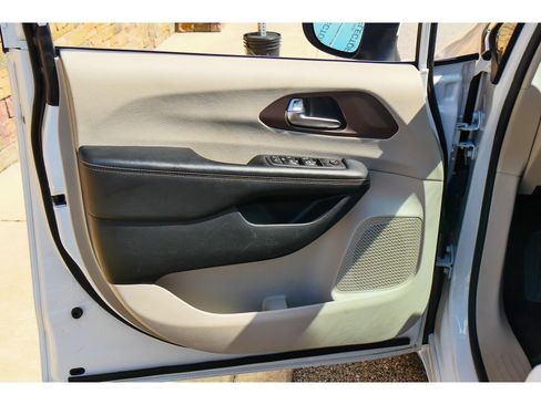 Used 2023 Chrysler Voyager LX FWD image 9