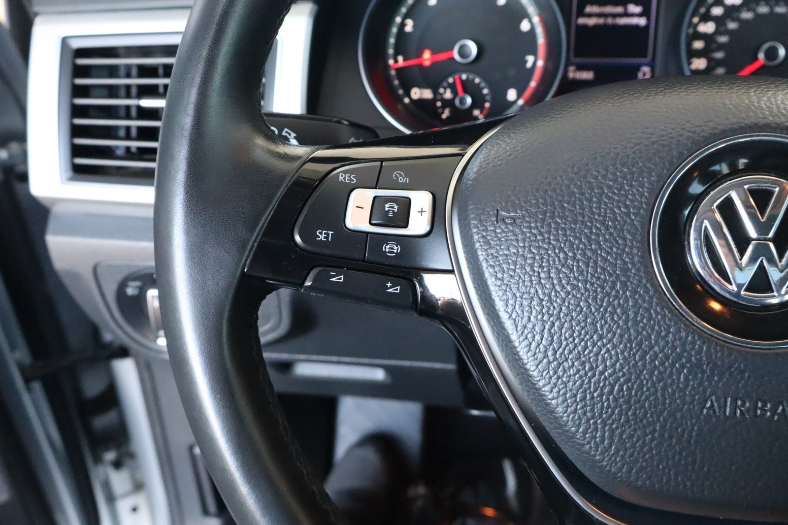 Used 2019 Volkswagen Atlas SE w/ Panoramic Sunroof Package FWD image 24