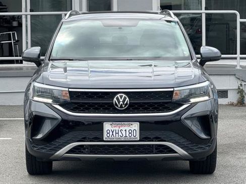 Used 2022 Volkswagen Taos SE w/ Panoramic Sunroof Package FWD image 8