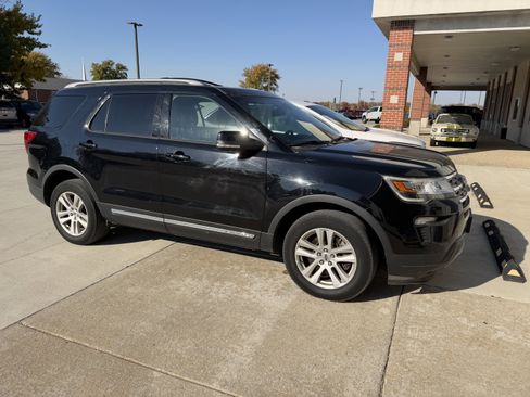 Used 2018 Ford Explorer XLT w/ Equipment Group 201A image 5
