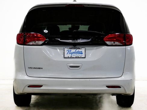Used 2023 Chrysler Voyager LX image 7
