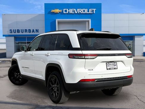 Used 2025 Jeep Grand Cherokee Altitude AWD/4WD image 3