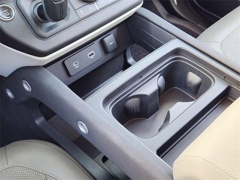 Used 2023 Land Rover Defender 110 SE image 20