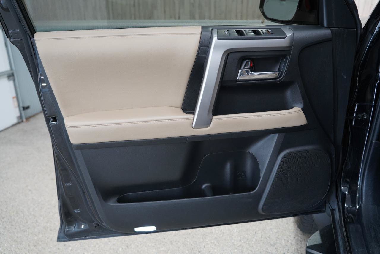 Used 2022 Toyota 4Runner SR5 Premium w/ Moonroof Package AWD/4WD image 31