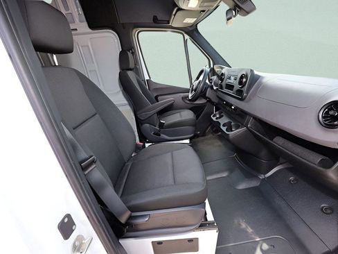 Used 2023 Mercedes-Benz Sprinter 2500 image 16