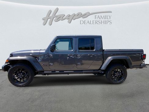 Used 2025 Jeep Gladiator Sport AWD/4WD image 7
