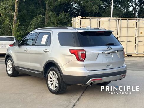 Used 2017 Ford Explorer XLT w/ Equipment Group 201A FWD image 10