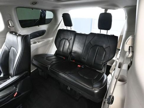 Used 2018 Chrysler Pacifica Limited w/ Advanced Safetytec Group FWD image 38