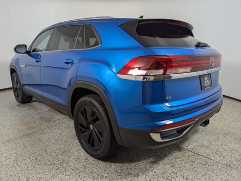 Used 2024 Volkswagen Atlas Cross Sport SE w/ Panoramic Sunroof Package FWD image 5