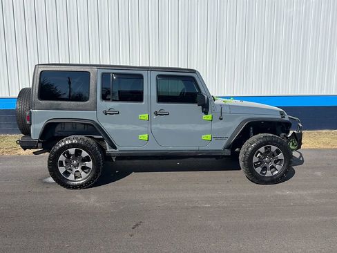 Used 2015 Jeep Wrangler Unlimited Rubicon w/ Connectivity Group AWD/4WD image 4