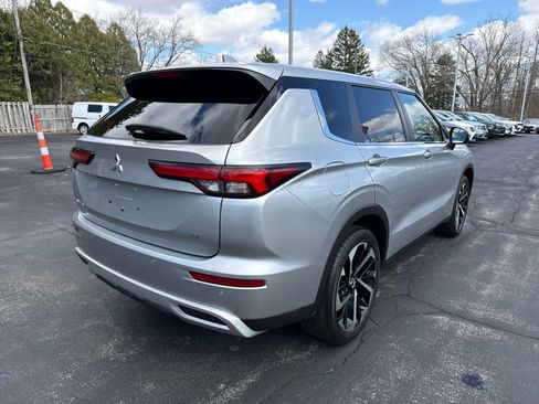 Used 2023 Mitsubishi Outlander SE image 3