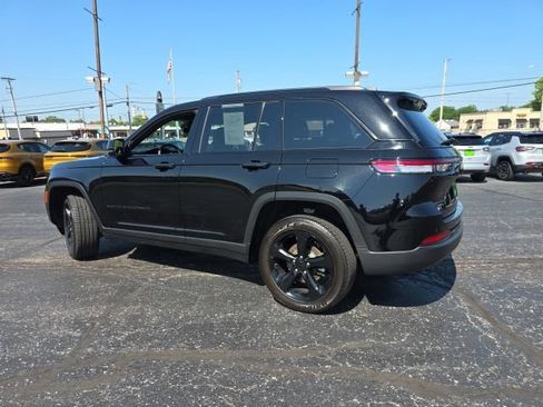 Used 2025 Jeep Grand Cherokee Altitude AWD/4WD image 4