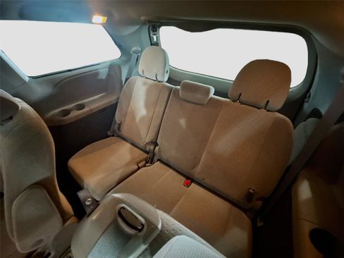 Used 2018 Toyota Sienna LE FWD image 12
