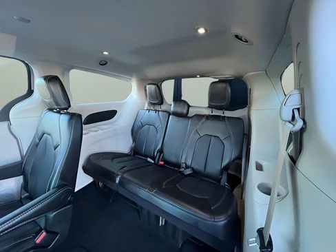 Used 2024 Chrysler Pacifica Touring-L image 21