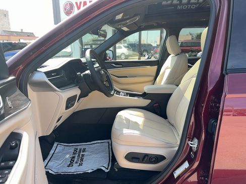 New 2026 Jeep Grand Cherokee L Limited w/ Limited Altitude Package AWD/4WD image 11
