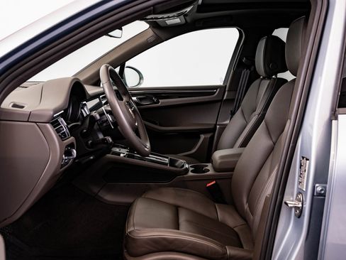 Certified 2025 Porsche Macan image 5