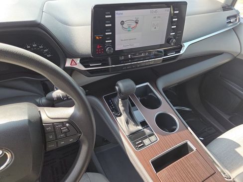 Used 2024 Toyota Sienna LE FWD image 30