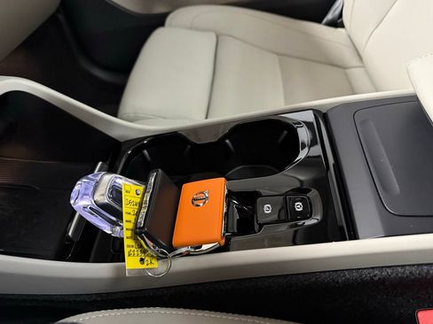 Used 2024 Volvo XC40 B5 Ultimate w/ Protection Package Premier image 15