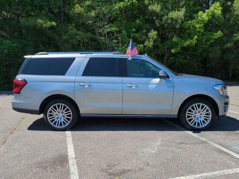 Used 2024 Ford Expedition Max Limited AWD/4WD image 3