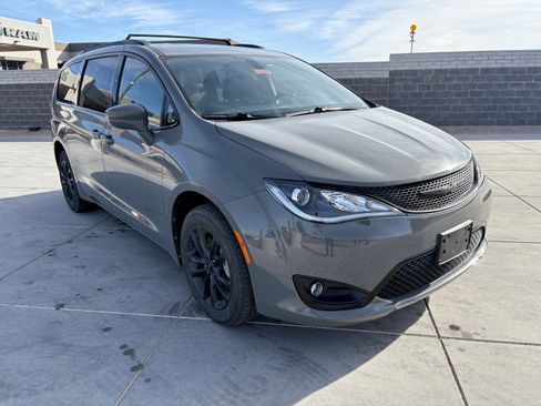 Used 2020 Chrysler Pacifica Touring-L image 7