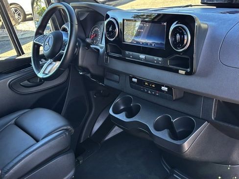 Used 2025 Mercedes-Benz Sprinter 2500 image 31