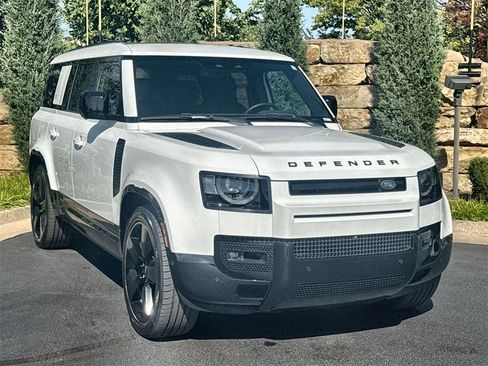 Used 2024 Land Rover Defender 130 X-Dynamic SE image 7