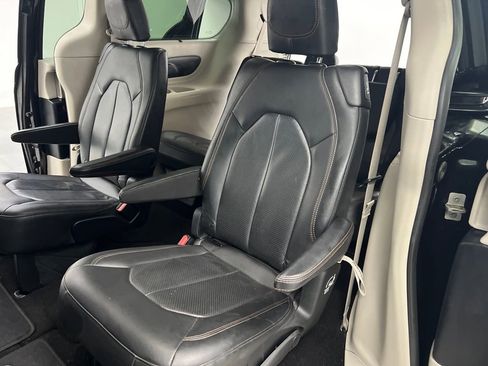 Used 2020 Chrysler Pacifica Touring-L image 14
