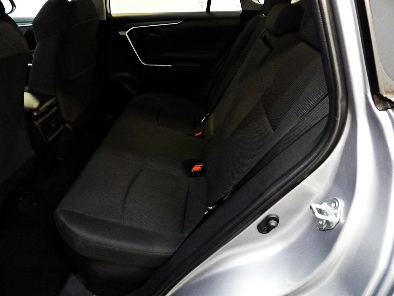 Used 2021 Toyota RAV4 LE AWD/4WD image 10