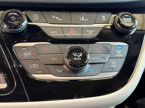 Used 2023 Chrysler Pacifica Touring-L FWD image 18