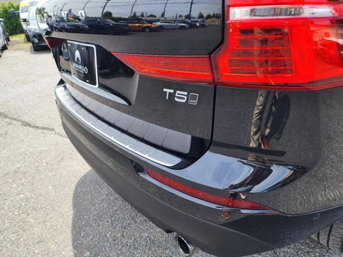 Used 2019 Volvo XC60 T5 Momentum w/ Premium Package AWD/4WD image 40