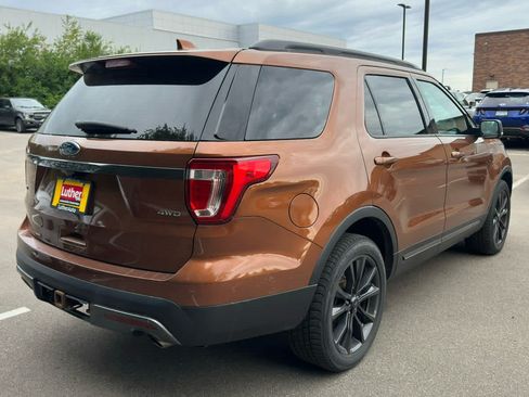 Used 2017 Ford Explorer XLT w/ Equipment Group 202A AWD/4WD image 2