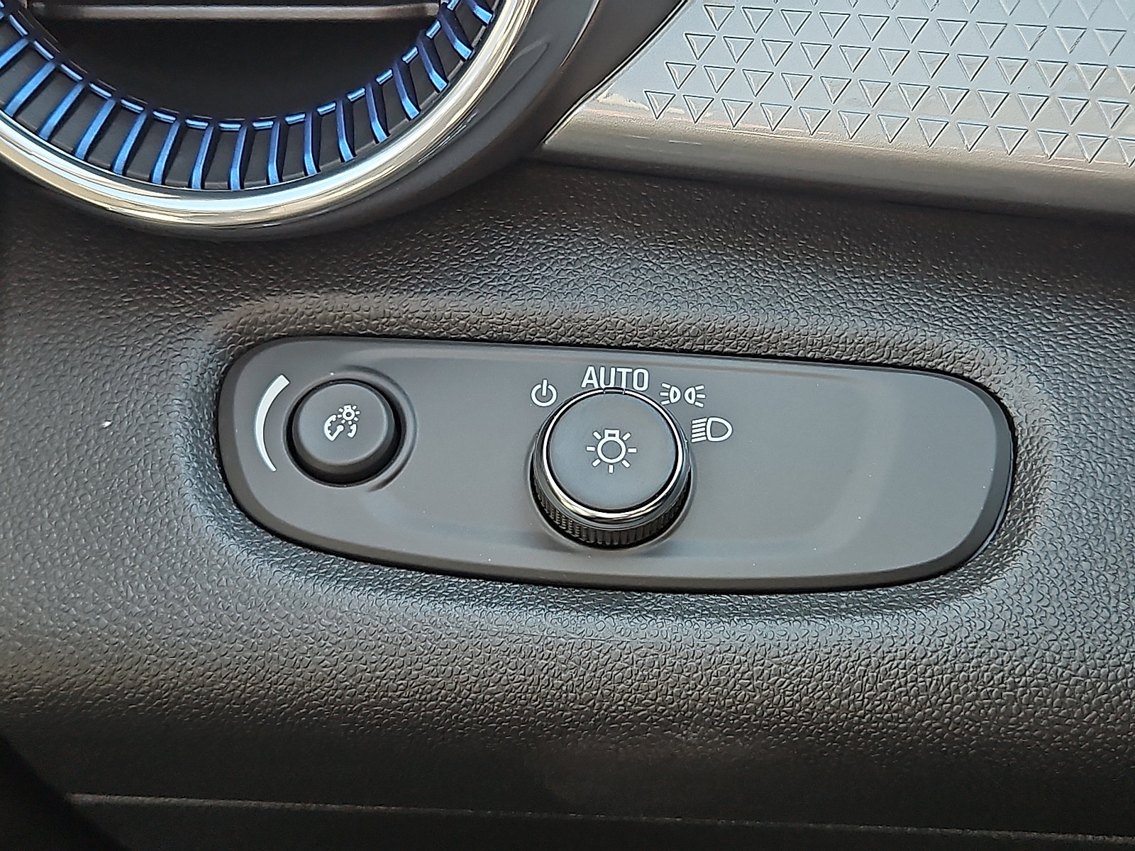 New 2026 Chevrolet Trax LT w/ LT Convenience Package FWD image 15