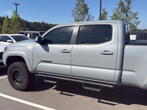Used 2019 Toyota Tacoma TRD Sport image 2