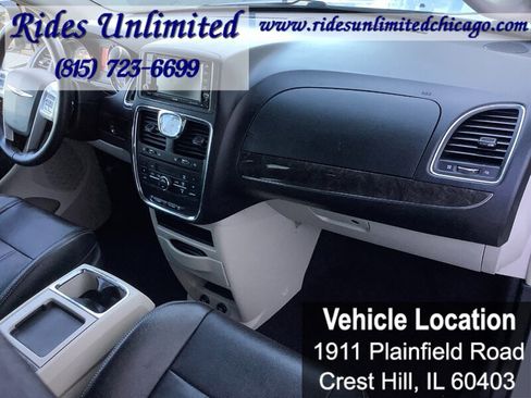 Used 2014 Chrysler Town & Country Touring FWD image 37
