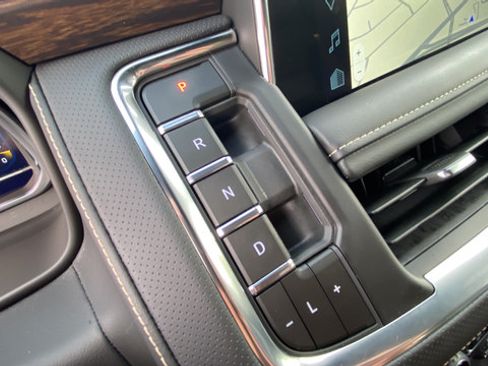 Used 2024 Chevrolet Tahoe Premier AWD/4WD image 19