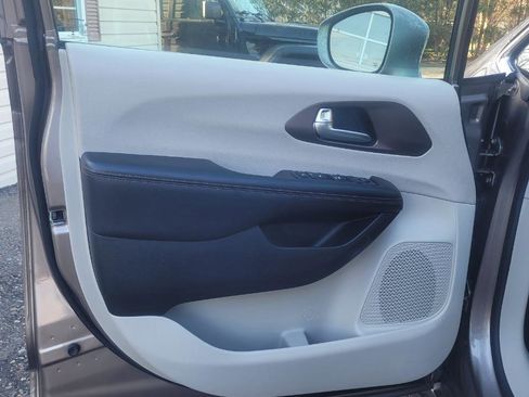 Used 2017 Chrysler Pacifica Touring-L w/ Tire & Wheel Group image 10