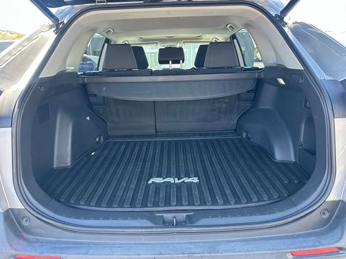 Used 2022 Toyota RAV4 XLE w/ Convenience Package FWD image 4