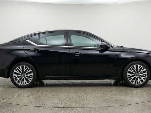 Used 2025 Nissan Altima 2.5 SV image 11