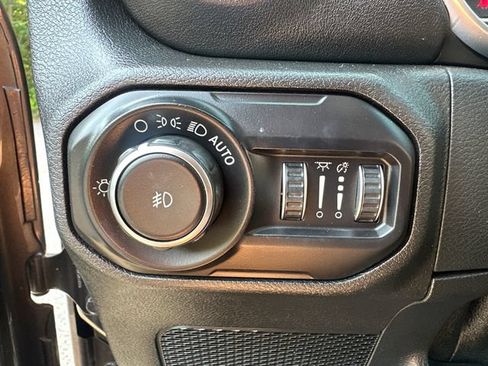 Used 2018 Jeep Wrangler Unlimited Sahara AWD/4WD image 27