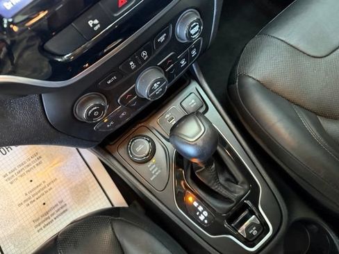 Used 2019 Jeep Cherokee Limited AWD/4WD image 35