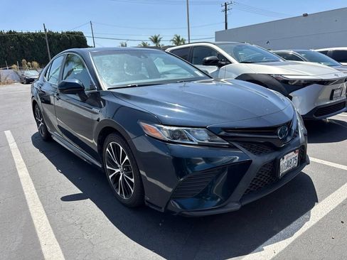 Certified 2019 Toyota Camry SE FWD image 2
