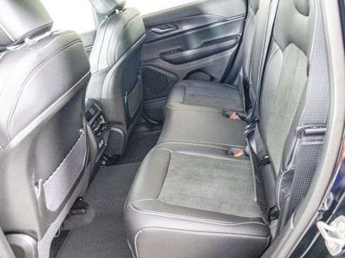 New 2025 Jeep Grand Cherokee Altitude image 32