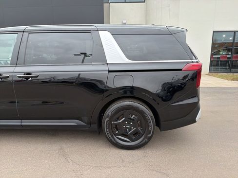 Used 2025 Kia Carnival FWD image 9