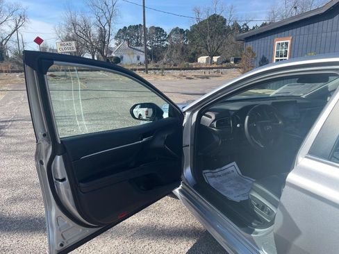 Used 2023 Toyota Camry SE FWD image 11